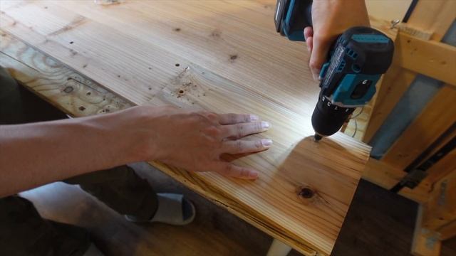 【車中泊DIY】超便利！バックドアを木製化し、車内から開けれるように смотреть онлайн