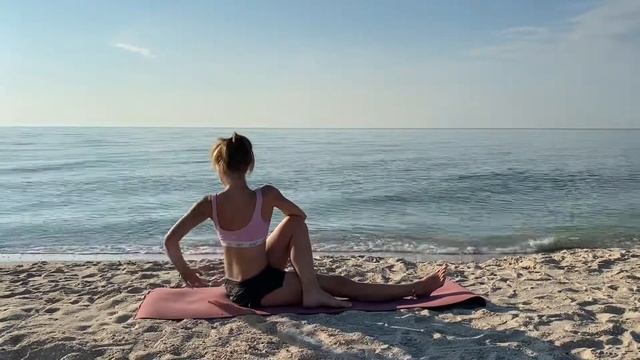 Morning stretching near sea ? смотреть онлайн