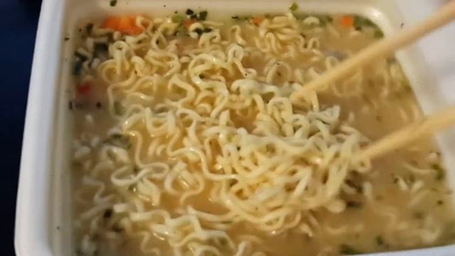 Обжор на Биг Ланч Лапша в соусе с кусочками куриного филе