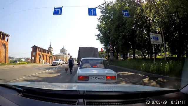 Смоленск. Мужик без ноги с собакой собирают деньги на перекрестке. Грустное видео. смотреть онлайн