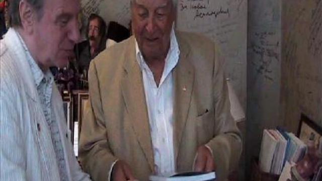 К.Кедров дарит Ю.Любимову свой двухтомник смотреть онлайн