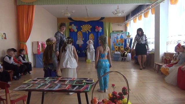 Прикольная сценка на 8 Марта в детском саду(видео Пекло Л.А.) смотреть онлайн