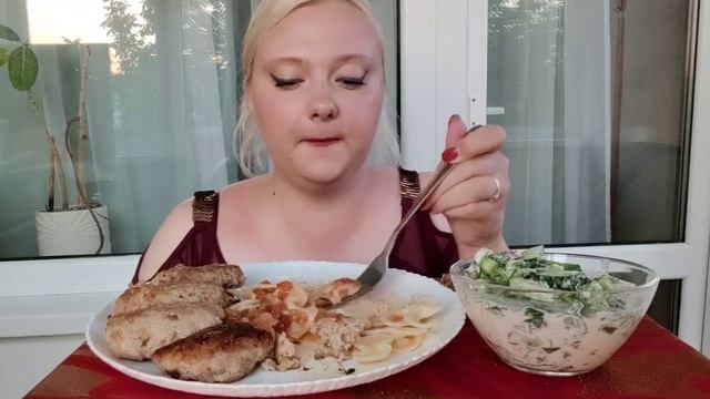 Мукбанг/Mukbang. Котлеты с макаронами, салат и всё закусила хлебом . смотреть онлайн