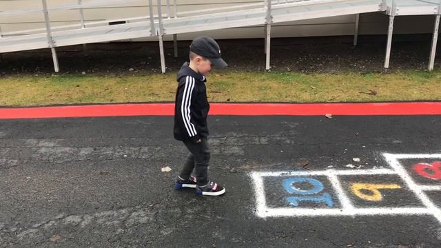 HOW TO PLAY HOPSCOTCH - Raising Rookies смотреть онлайн