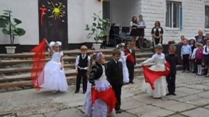 Танец замечательных первоклашек на "Последнем звонке".