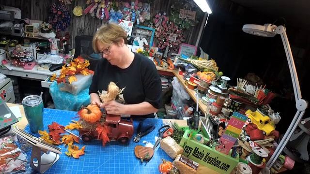 How to make a Fall red truck floral design by Krazy Mazie Kreations смотреть онлайн