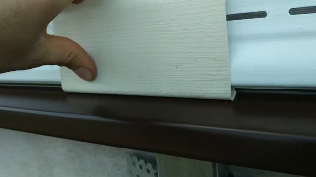 Как закрепить стартовую планку ПВХ сайдинга правильно.