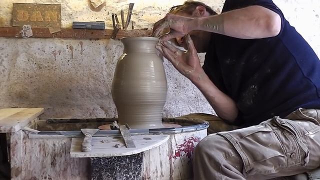 Throwing / Making a 6lb Round Pottery Clay Vase on the wheel смотреть онлайн