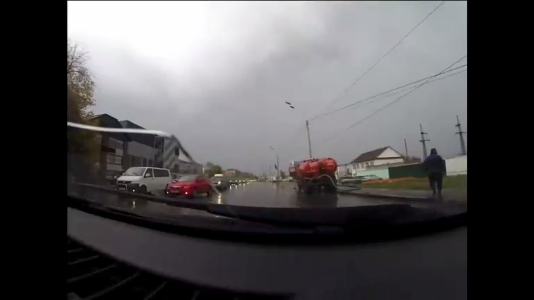 КамАЗ развернулся на 360 и снес два столба смотреть онлайн