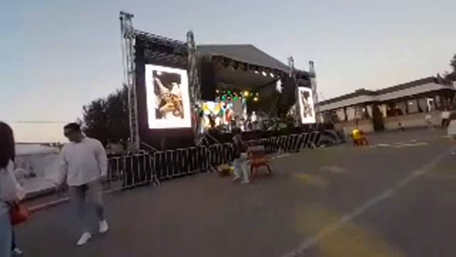 Прогулка по MUSTFEST смотреть онлайн