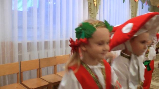 Полька мирилка на осеннем утреннике 2015 в старшей группе д. с."Росинка".Воспитатель Леонтович С. смотреть онлайн