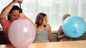 НАДУВАЕМ ОГРОМНЫЕ ВОЗДУШНЫЕ ШАРИКИ. Обзор игрушек и челлендж детский канал Ksenya Joy