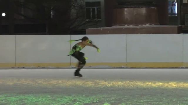 Новогоднее настроение и коньки. На центральной площади открылся каток под открытым небом. смотреть онлайн
