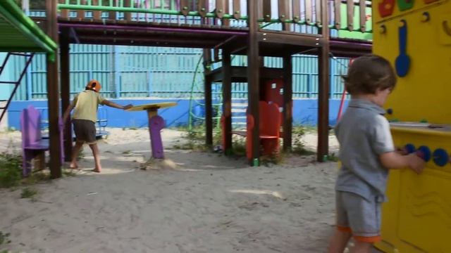 Children play on the playground/дети играют на детской площадке смотреть онлайн