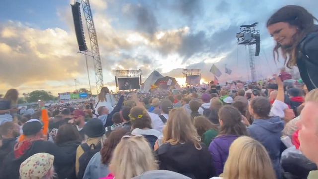 Sam Fender - Pyramid Stage - Glastonbury 2022: “Seventeen Going Under” смотреть онлайн
