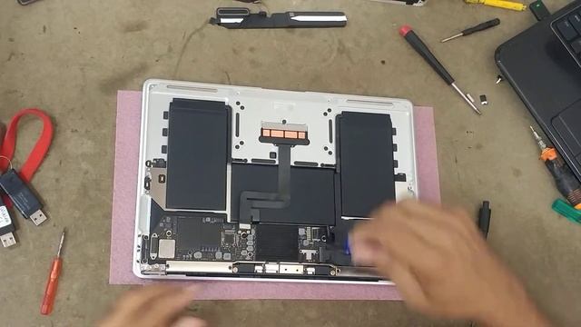 MACBOOK AIR A1932 2018, CAMBIO DE BATERIA Y BOARD смотреть онлайн