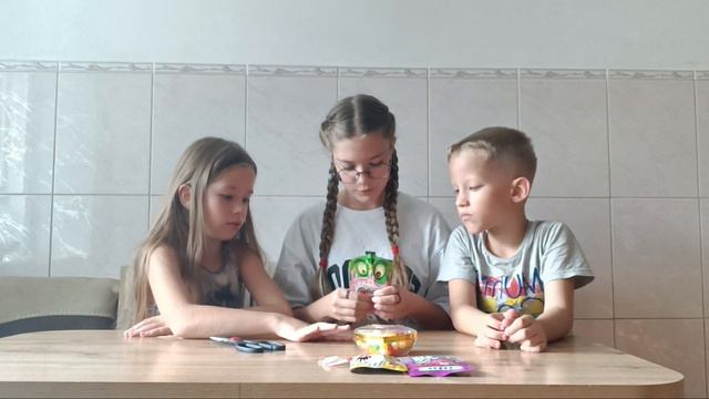 ПРОБУЕМ АЗИАТСКИЕ СЛАДОСТИ ВМЕСТЕ С МОИМИ ДРУЗЬЯМИ