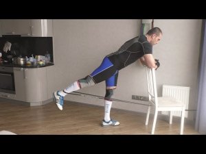 Разгибание бедра стоя с резиной: техника и нюансы