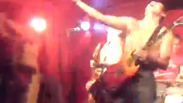 Manu Chao live in a pub Brixton London смотреть онлайн