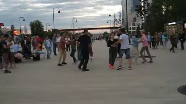 Танцы на площади смотреть онлайн