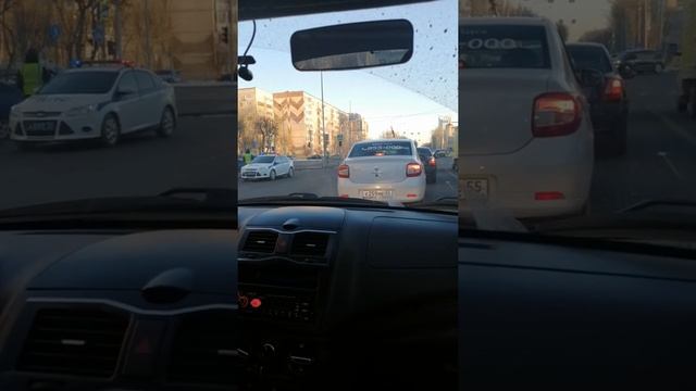 Проезд регулируемого перекрестка. Тюмень Одеская - 50 Лет Октября (работа регулировщика) смотреть онлайн