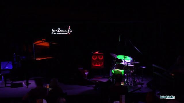 Live: Трио Олега Аккуратова смотреть онлайн