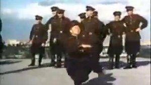 Советские солдаты танцуют. Архив.
