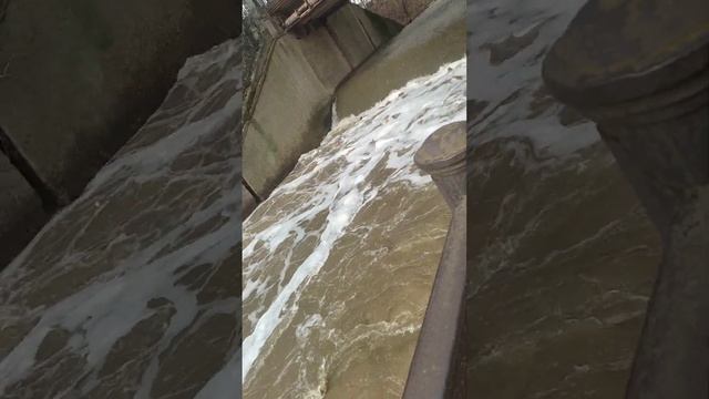Водопад в Москве, район Южное Тушино #водопады #водопад #река #реки #вода #природа Пришла весна смотреть онлайн