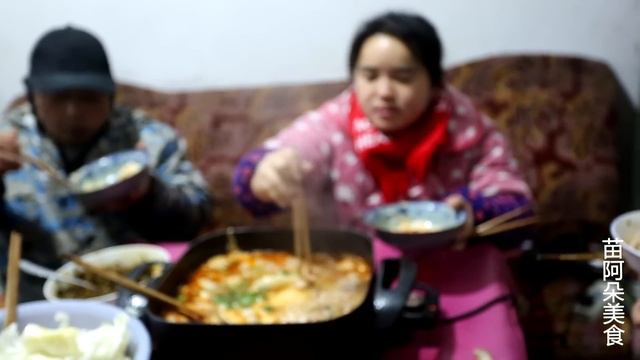 苗大姐家吃火锅，吃不腻吃到撑，吃完稀里糊涂 смотреть онлайн