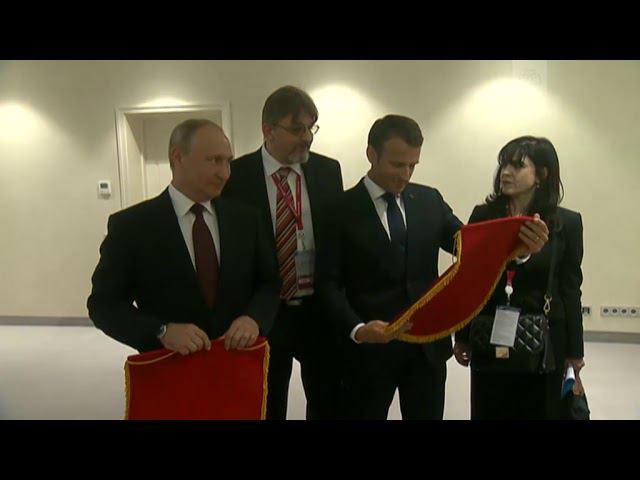 Путин и Макрон встретились с фехтовальщицами сборных России и Франции смотреть онлайн