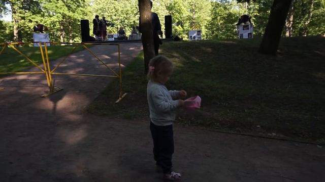 Милые дети резвясь на природе,скрасили скучноватое исполнение сонаты для 2 скрипок Вивальди! смотреть онлайн