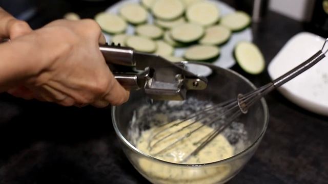 Смажені кабачки в часниковому клярі. Готуємо смачно! смотреть онлайн