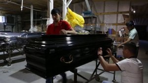 ПРОИЗВОДСТВО ГРОБОВ / Как делают гробы. Вся правда о ритуальном бизнесе