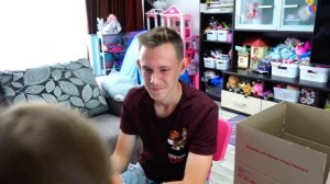 1 СЕНТЯБРЯ! Ребята не могут поделить школьные принадлежности! Колесо фортуны поможет им в выборе.