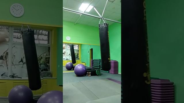 Тайский бокс. Муай тай. Фитнес. Отработка ударов на боксерском мешке босиком ногами 2. 20 июня. День смотреть онлайн