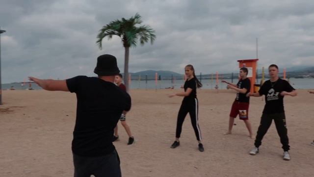 Танцующий рассвет на берегу моря в Геленджике / зарядка, позитив, энергия, атмосфера. смотреть онлайн