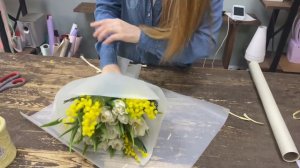 ВАРИАНТ БУКЕТА К 8 МАРТА/ УПАКОВКА БУКЕТА/ ТЮЛЬПАНЫ MONDIAL И МИМОЗА/ 15 ТЮЛЬПАНОВ В УПАКОВКЕ