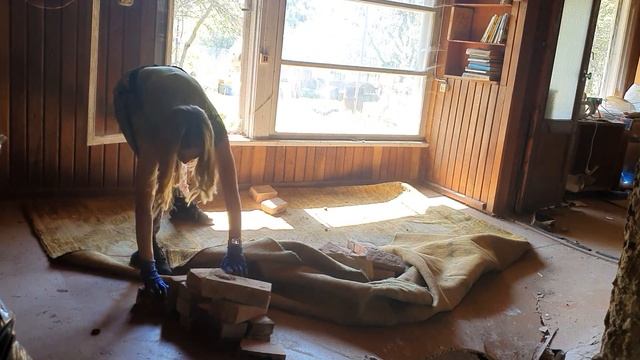 Купили заброшенную дачу. Старый дом. Строим своими руками.Вытаскиваем содержимое дома смотреть онлайн