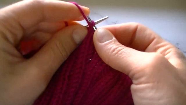 ВЯЖЕМ МОДНУЮ ШАПКУ С УДЛИНЕННОЙ МАКУШКОЙ ПО ДИАГОНАЛИ. ШАПКА РЕЗИНКОЙ 2*2. смотреть онлайн