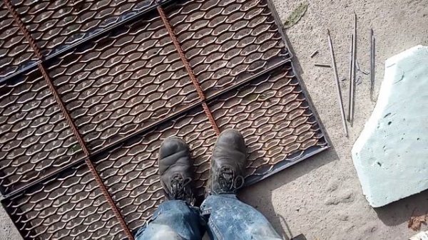 Ступени металлической лестницы