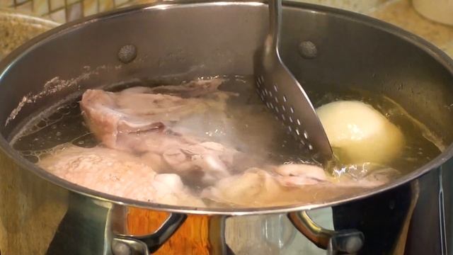 Куриный суп с галушками. Куриный суп с клецками. Куриный бульон