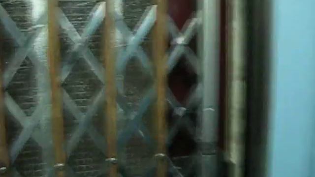 Old elevator in Lisbon, Portugal - short ride between two floors смотреть онлайн
