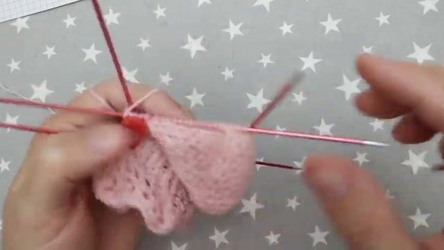 Короткие носочки с ажурной резинкой, Часть 2. Подробный МК от набора петель до закрытия мыска. смотреть онлайн