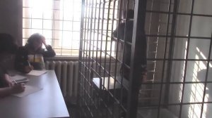 Лидер ОПГ “Ащеул” ломает клетку на очной ставке