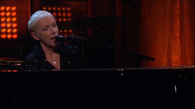 Annie Lennox överraskar Sting På Scen
