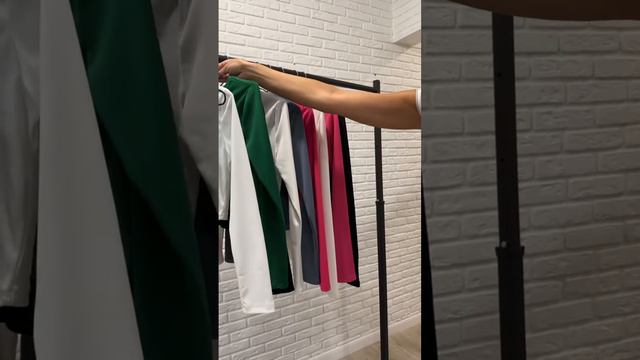 Стильный лонгслив с длинным рукавом из приятного к телу трикотажного хлопка в рубчик.