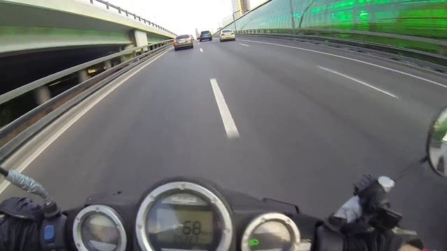 Скутер в Москве по пробкам 3 смотреть онлайн