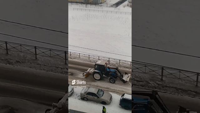 Детям - Трактор чистит снег под окном #Shorts смотреть онлайн