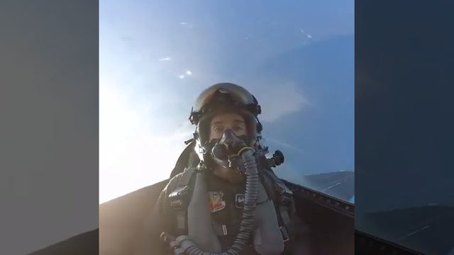 Американский летчик крепко приложился лбом во время полета смотреть онлайн