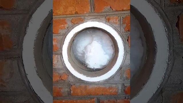 Заполнение стены пеноизолом, вид через иллюминатор.